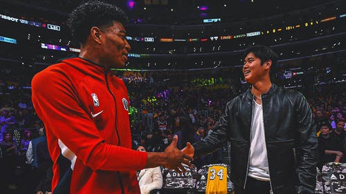 Imagen de tendencia de la NBA: los gerentes de gerentes de los Dodgers, los Lakers, les dicen a los fanáticos 'Hands Away' Shoei Ohtani